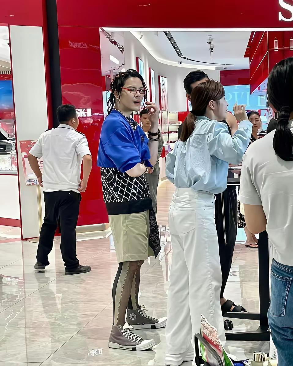 向佐喜欢这样穿就这样穿，喜欢这样扎头发就这样扎头发。[捂脸]要不是因为向佐有一个