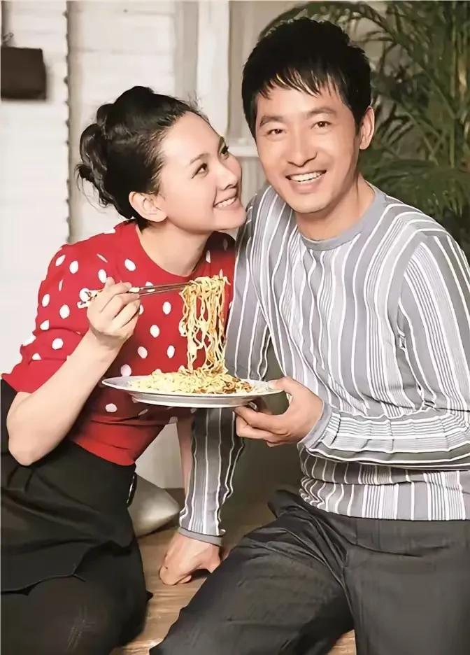 郭晓东忙着《小巷人家》，同时还没有忘记陪老婆！剧里的老婆闫妮再好，那也是导演临时