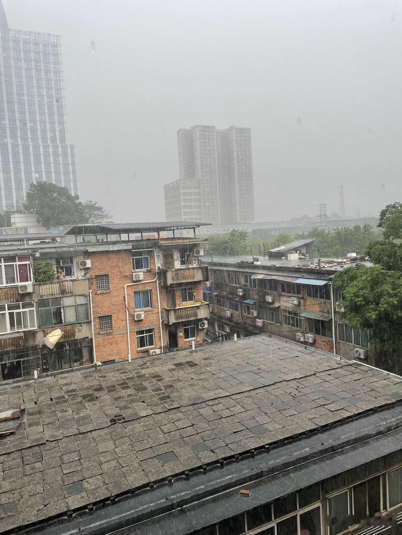 今天外面又下大雨了，接受上次的教训，直接选择收车回家。


不去给平台做雷峰了，