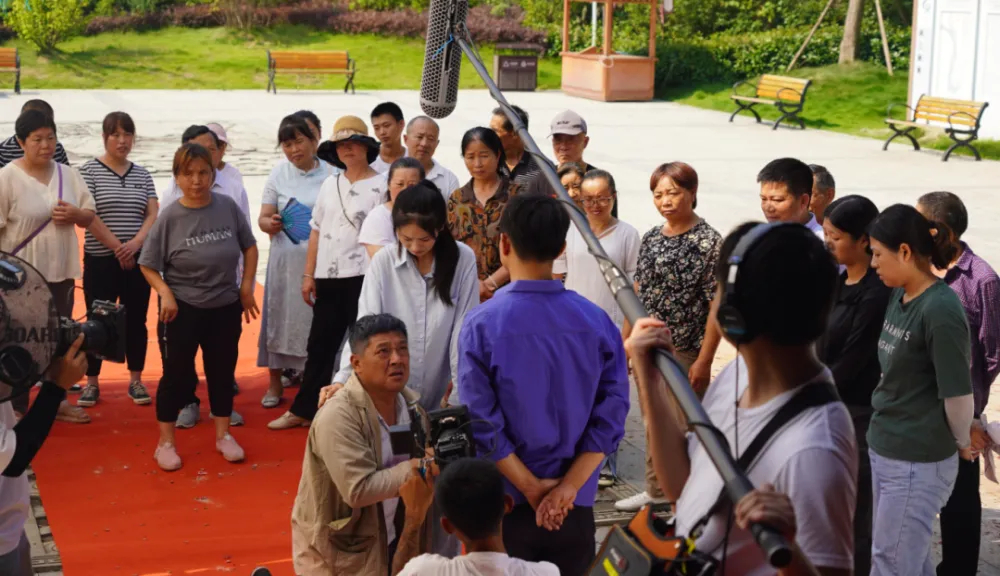 曝短剧演员收入几万块一天还不多？？？普通人半年都没有几万呢！现在几万块钱都不当钱