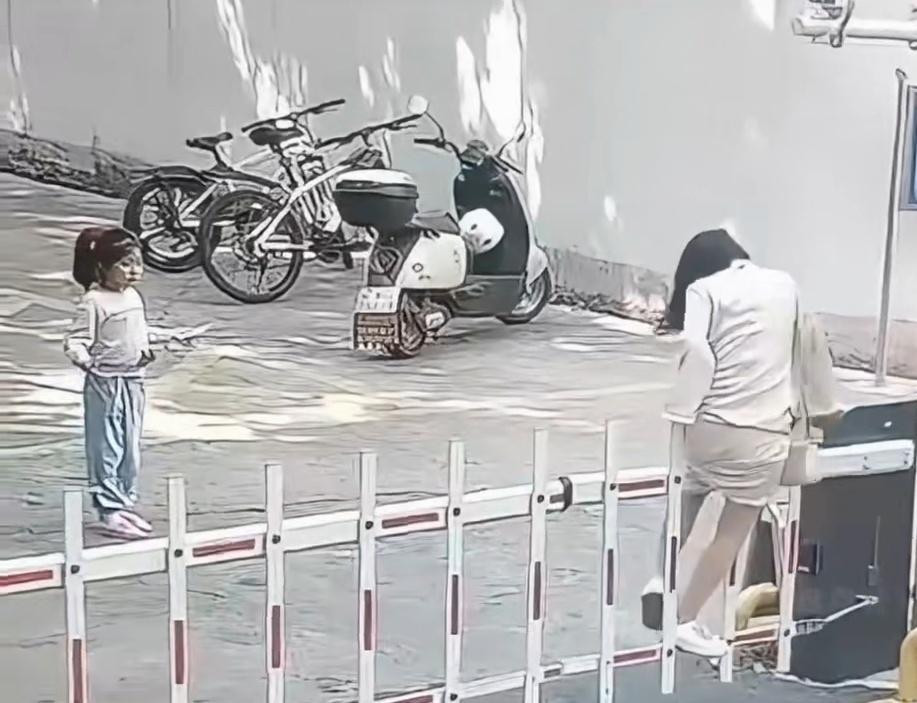 男人不能爬栏杆，女人也不要考验栏杆。刷脸器只刷脸，不刷腿。