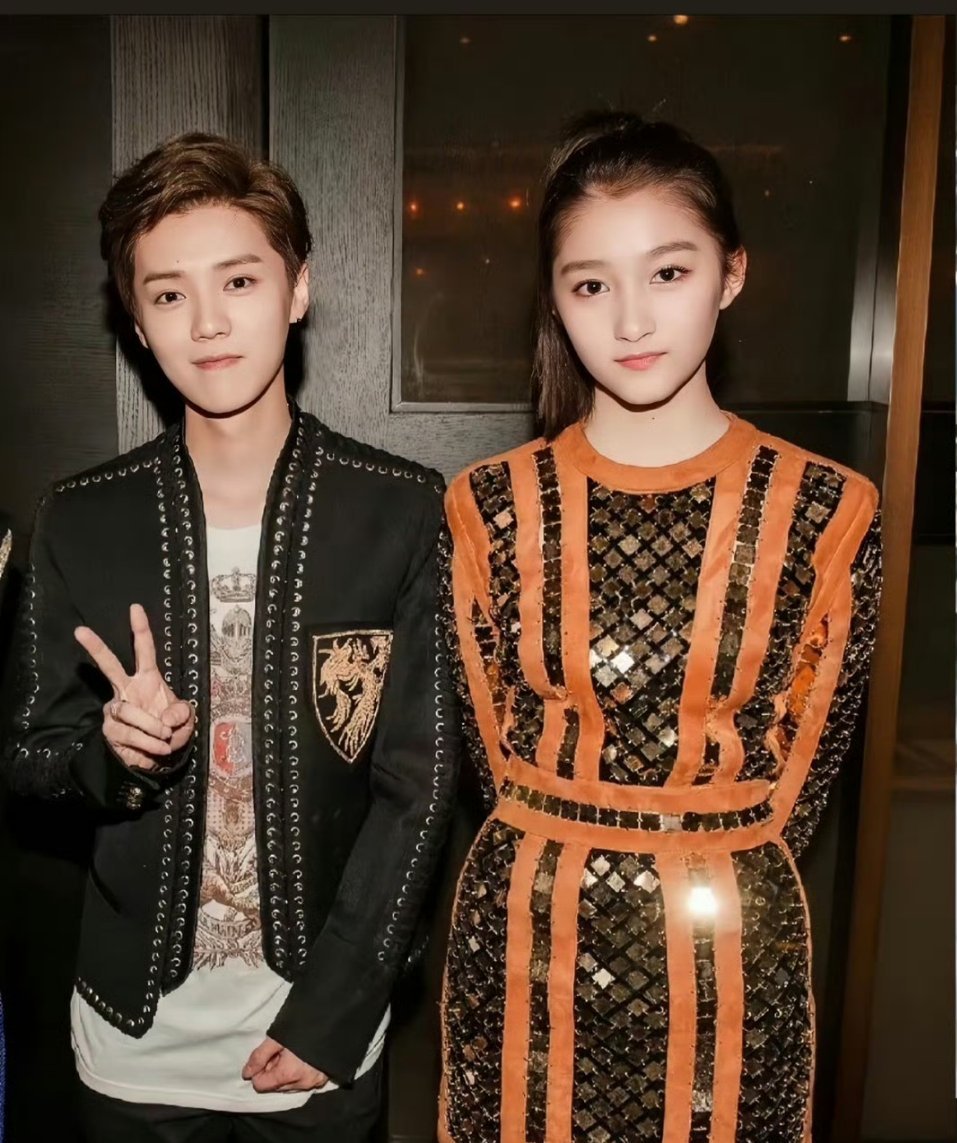 鹿晗 关晓彤鹿晗关晓彤真的有人信他俩复合吗？别逗了😂而且发🍉的都说了是三字的