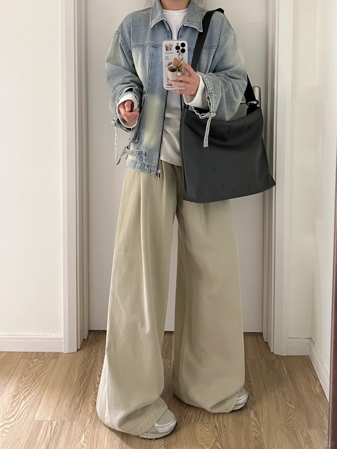 早春韩系休闲｜浅蓝牛仔外套+白t+卡其阔腿裤