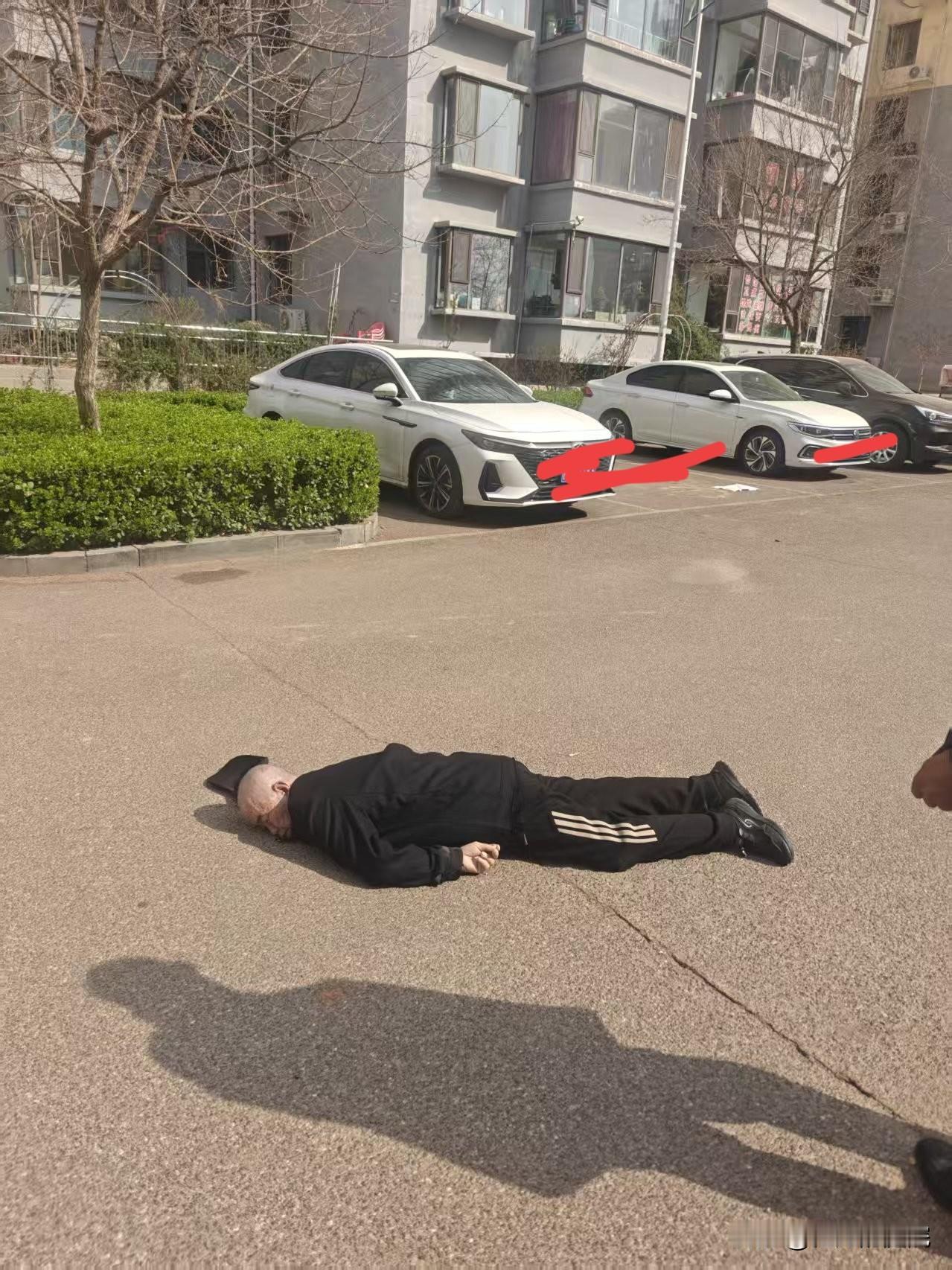 快慢之间意外总是层出不迭，一个下午小区内外两起事故，小区业主群发出来小广场老人家