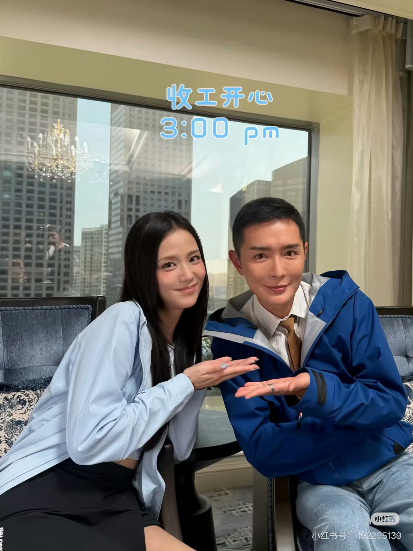 VC刘冲和JISOO合影，看来有采访