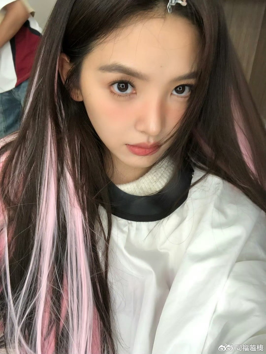 章若楠粉发挑染，甜酷girl击中我心了！ ​​​