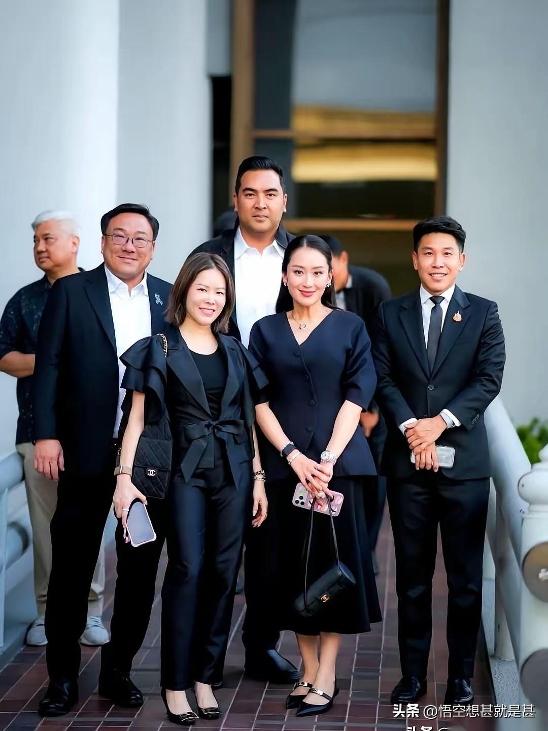 佩通坦26日现身为泰党总部，并和在为泰党总部的工作人员合影留念！
他信被特赦以后