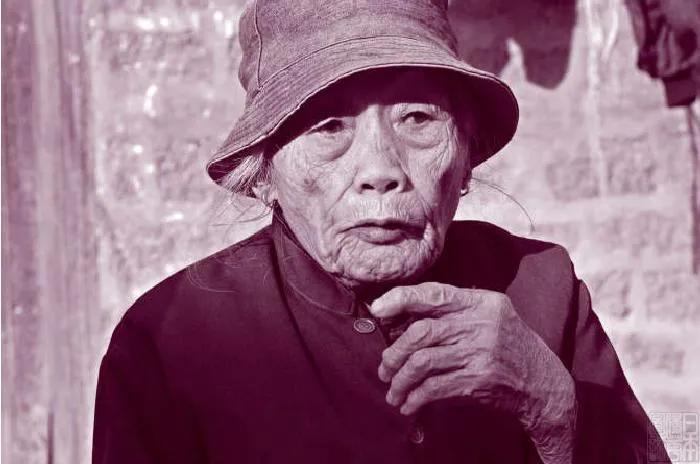 1942年，几个日军来村里找“花姑娘”，碰到呢少女陈亚扁。突然，两个日军直接将她