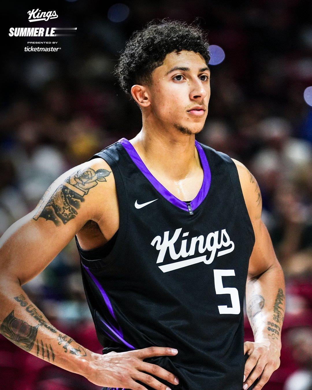 克利福德是今年的首轮24号秀，23岁的大龄新秀这场球也算一战成名了，18投12中