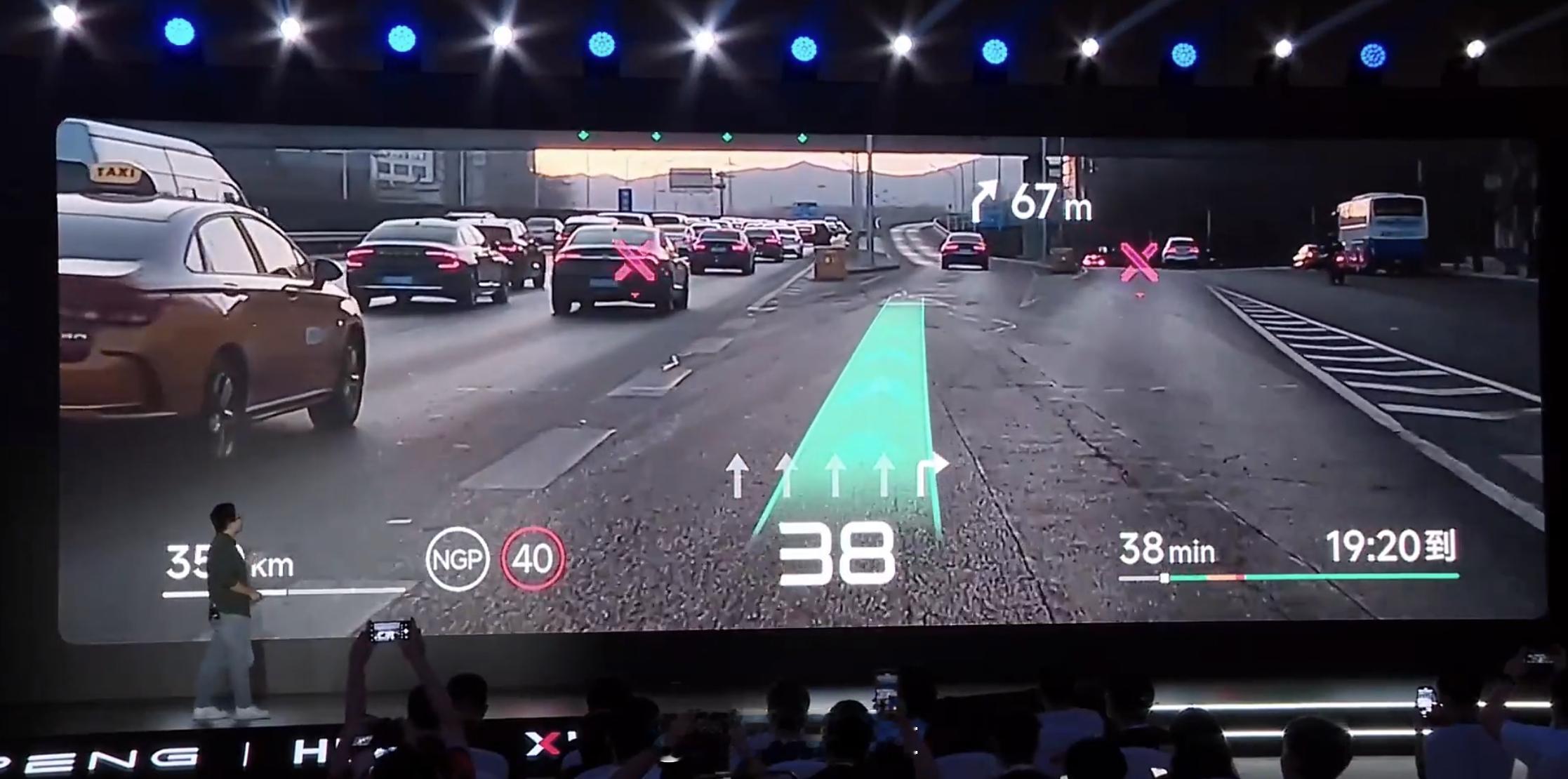 小鹏这个 AR-HUD 在面对多路口时，会给错误道路画一个叉 ❌[笑cry]这真