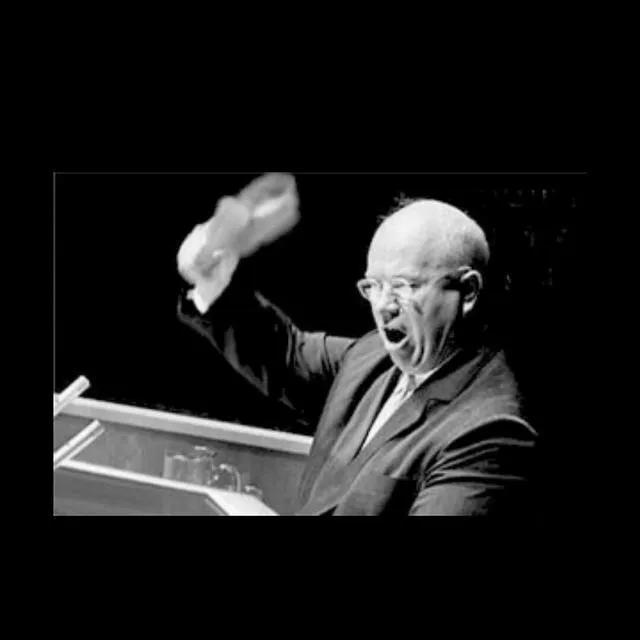 有人说这是联合国四大名场面，玉米哥拍鞋，鲍威尔拿粉，卡扎菲喷粪，埃尔丹撕纸。 ​