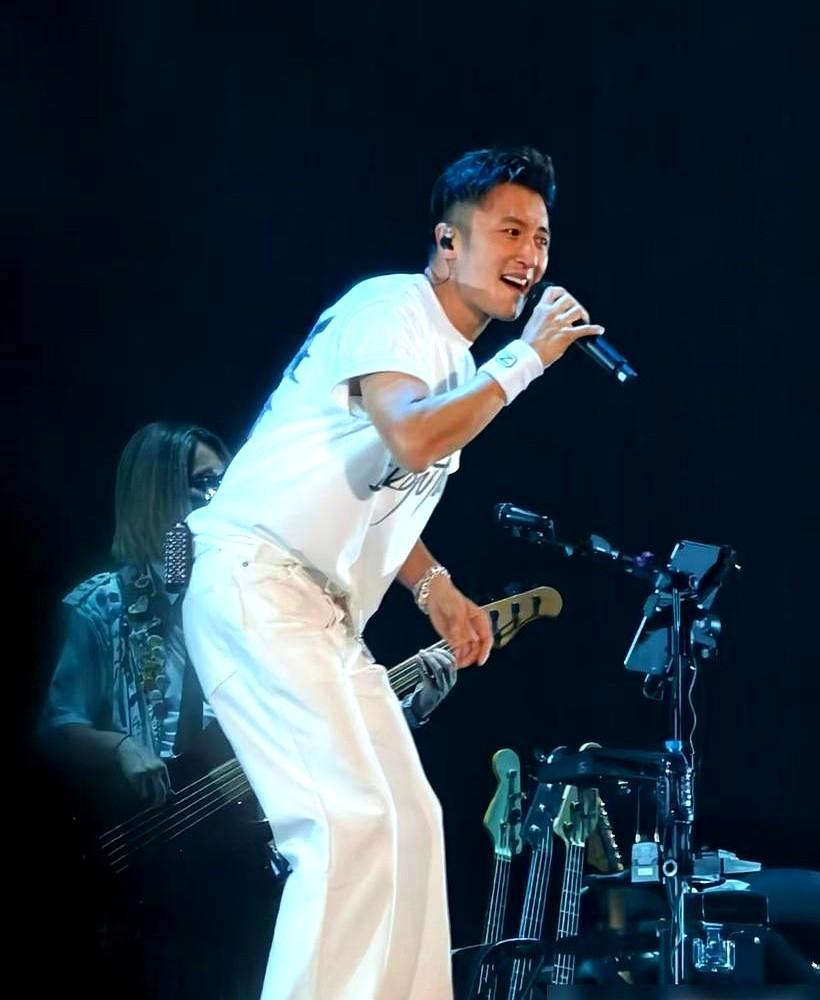 原来人到中年，真爱不是那张纸，也不是婚礼。

谢霆锋鸟巢演唱会，唱《玉蝴蝶》时，