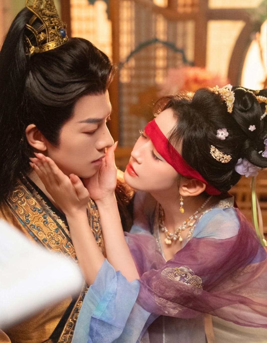 这就是短剧女演员和长剧女演员的区别
这个区别不是长相，不是演技，而是一双干净的手