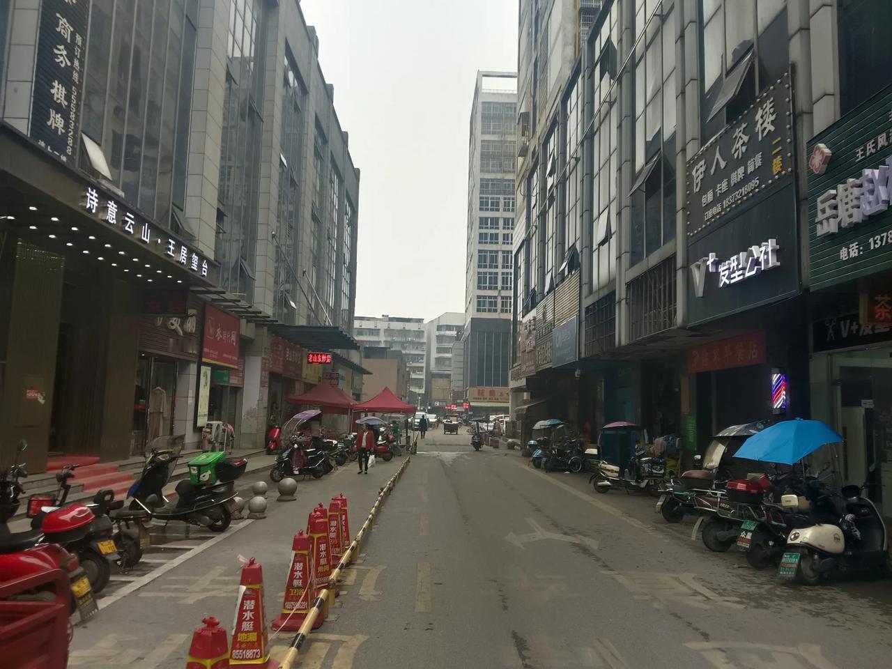 下午16点左右的湘潭板塘铺，来到了多伦一期和二期，这里是板塘铺地区麻将馆数量最多
