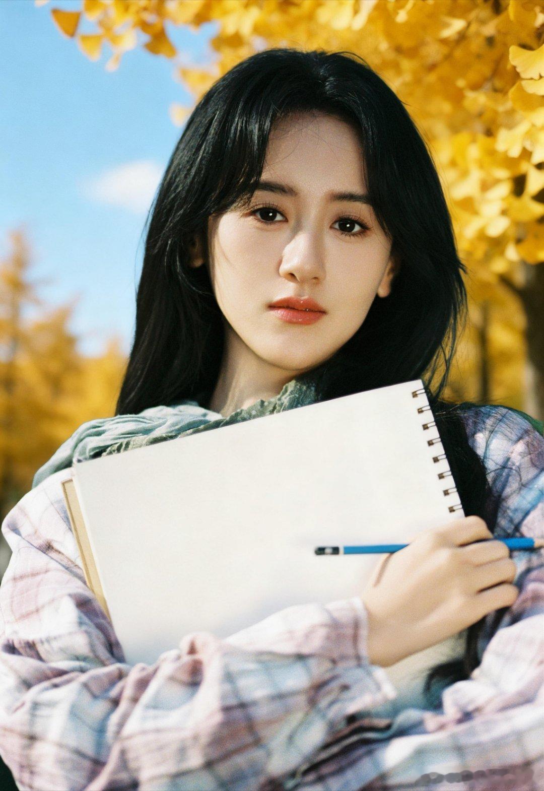 北京的秋天最美丽了，尤其是银杏树下！袁冰妍最近的营业好像大学生，校园里文艺知性的