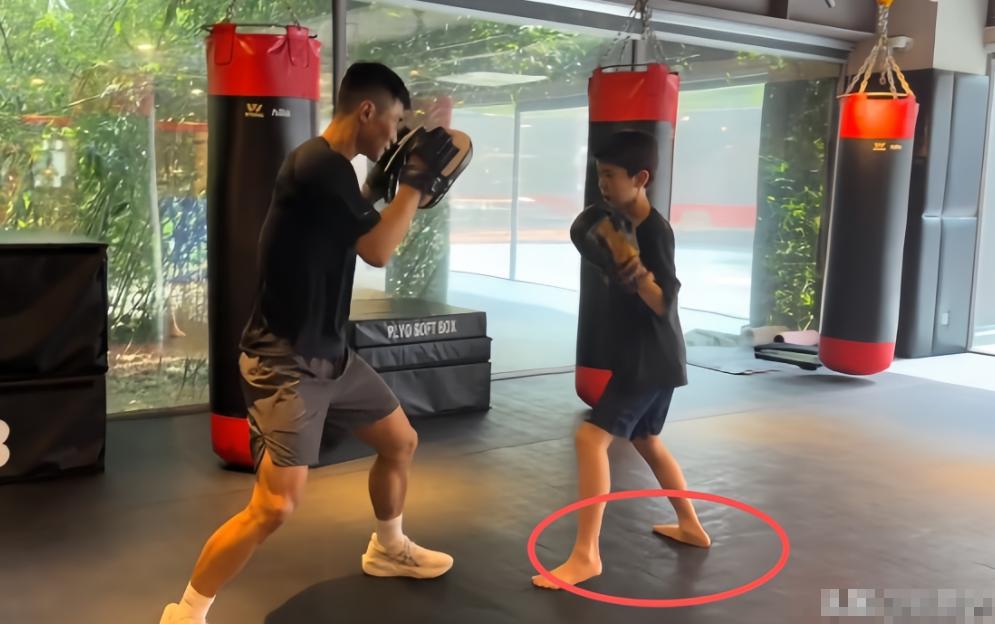 12岁的嗯哼，又一次成为网友关注的焦点，只是这一次，不是因为综艺里的童言童语，而