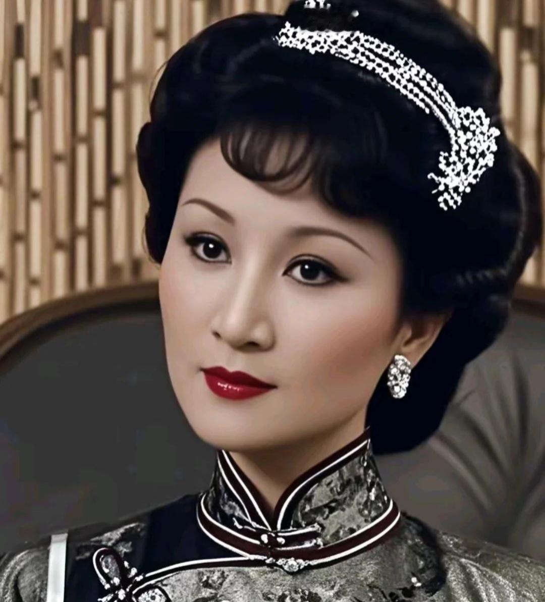 谢庭锋的妈妈狄波拉真漂亮
狄波拉原名李敏仪，1951年生于香港，上海籍贯，身兼演