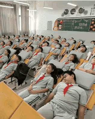 稚子不知人间事，却是人生最乐时，以前我趴在桌子上睡觉都睡得很香，现在的我躺在床上