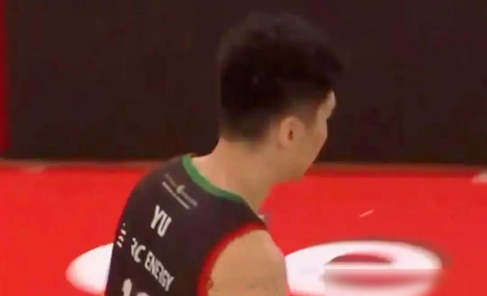 中国男篮的脸，快被CBA丢尽了！2米21的余嘉豪，宁可放弃CBA600万年薪，跑