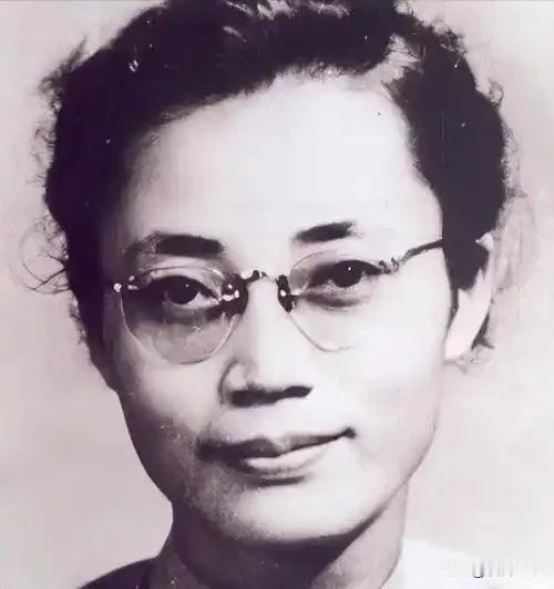 七粒鱼肝油的绝唱：萧明华用生命守护的情报密码
 
1950年，被折磨了近三百天、