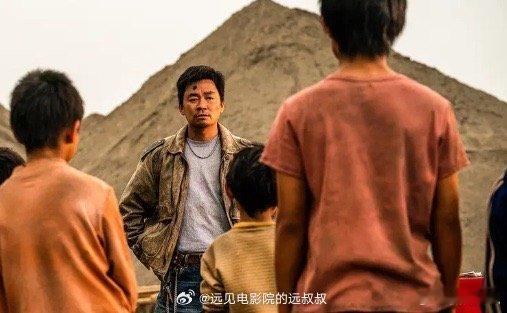 王宝强执导首部东方黑帮传奇电影狠家伙 王宝强自导自演新片开机，聚焦二十世纪初纽约