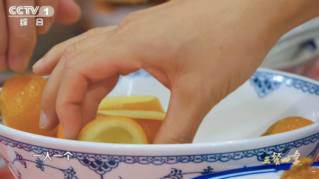 在赣州橙皮还能用来做碗 赣州人有多爱橙子？果肉吃掉，果皮留下。不是扔掉，是蒸蛋。