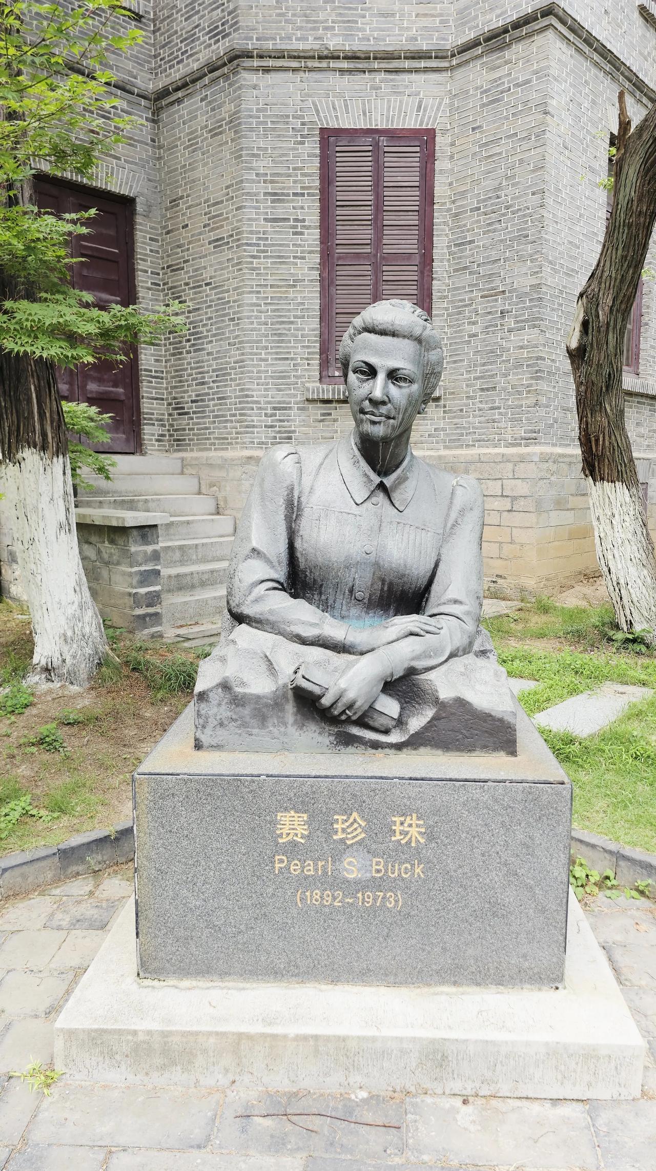 赛珍珠旧居

南京大学鼓楼校区北园的西墙木门内，一幢爬满藤蔓的灰黄色小楼静立树影