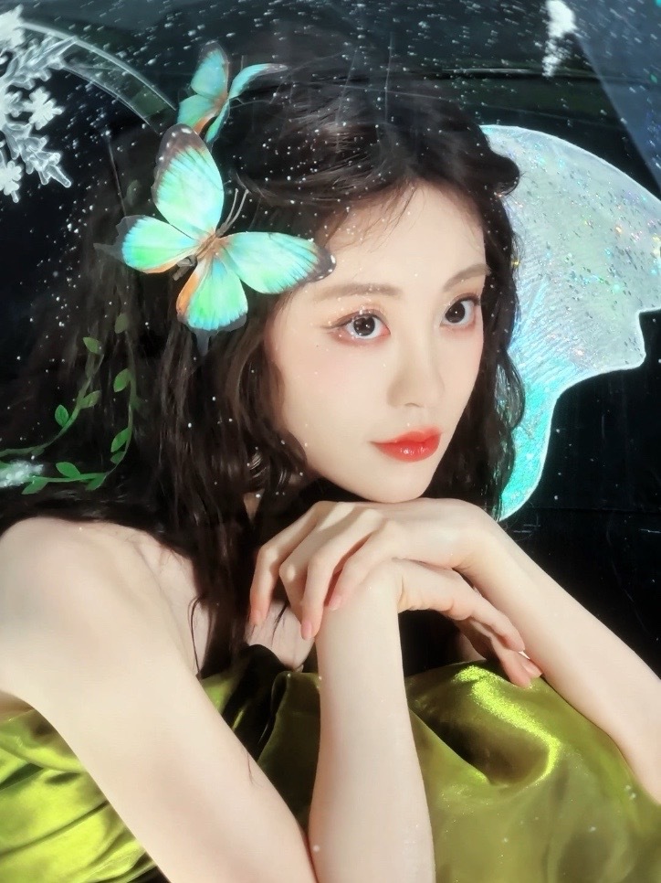 祝绪丹 八音盒里的冰雪精灵这身造型的精妙在于动静皆美！静止时是八音盒里的精致人偶