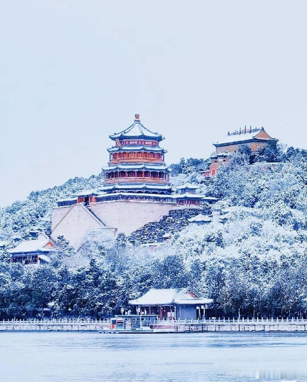 想和你一起看一场故宫的雪也来凑热闹，天气是真冷，景色是绝美，——冷冽在此，热烈亦