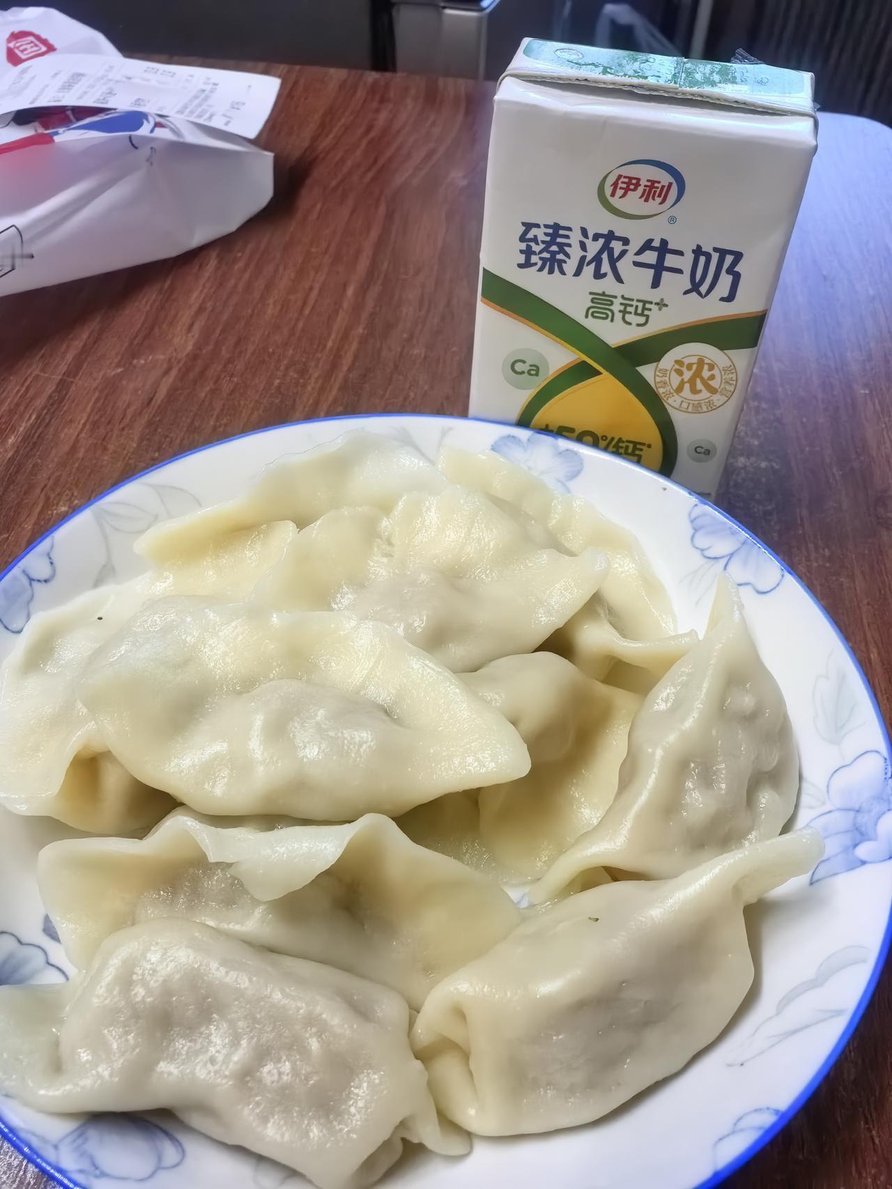 我们东北人今天几乎都在吃饺子。
坐着不如倒着，好吃不如饺子。
记得80年代，我姑