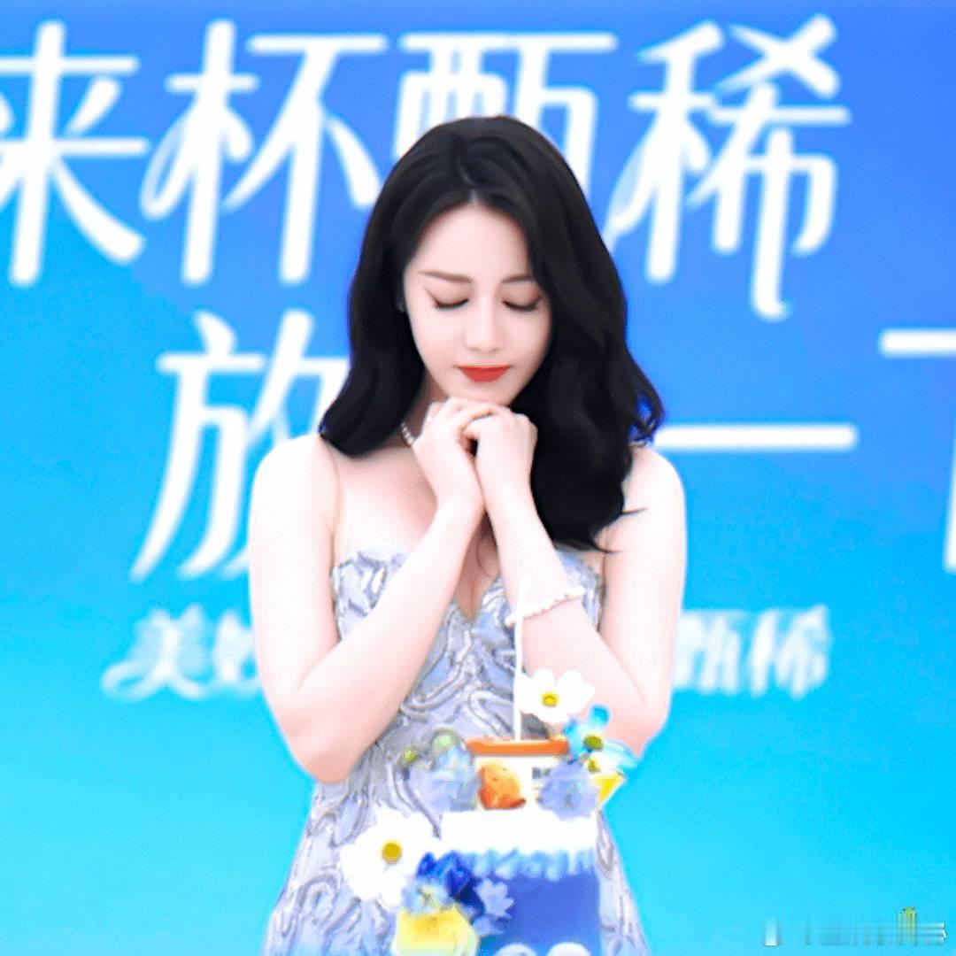 迪丽热巴迪丽热巴听粉丝唱生日歌的反应粉丝为迪丽热巴即兴唱生日歌  今天迪丽热巴听