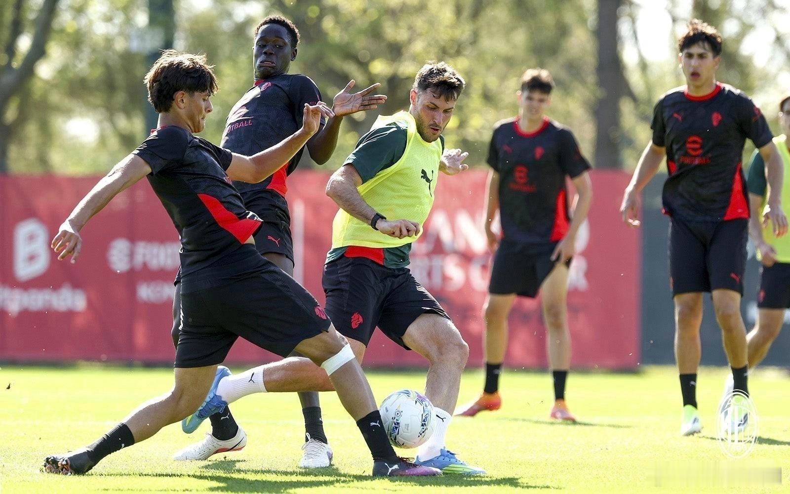 【A.维蒂耶洛】在周三的训练课上，球队分成了两组进行训练，其中在周一客场挑战那不