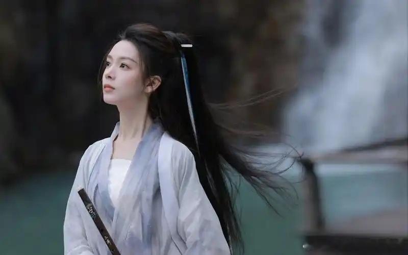 农历十一月属马女不能出生在农历十一月，在农历十一月出生的属马女，她们在早年期间生