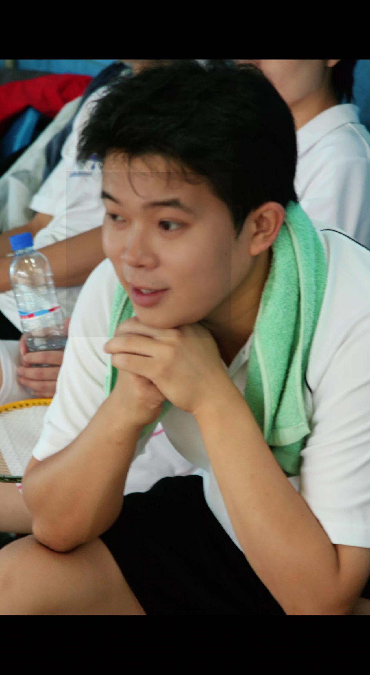 ⚡汗水刚歇，目光还钉在球场🏀。毛巾搭着肩，心跳像未停的哨声🎵。青春哪有中场，