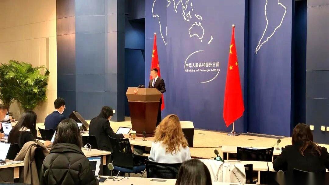 刚刷到新闻，心头一紧。
新德里，汽车爆炸。
又是这种让人无力的消息。
唉。
每次