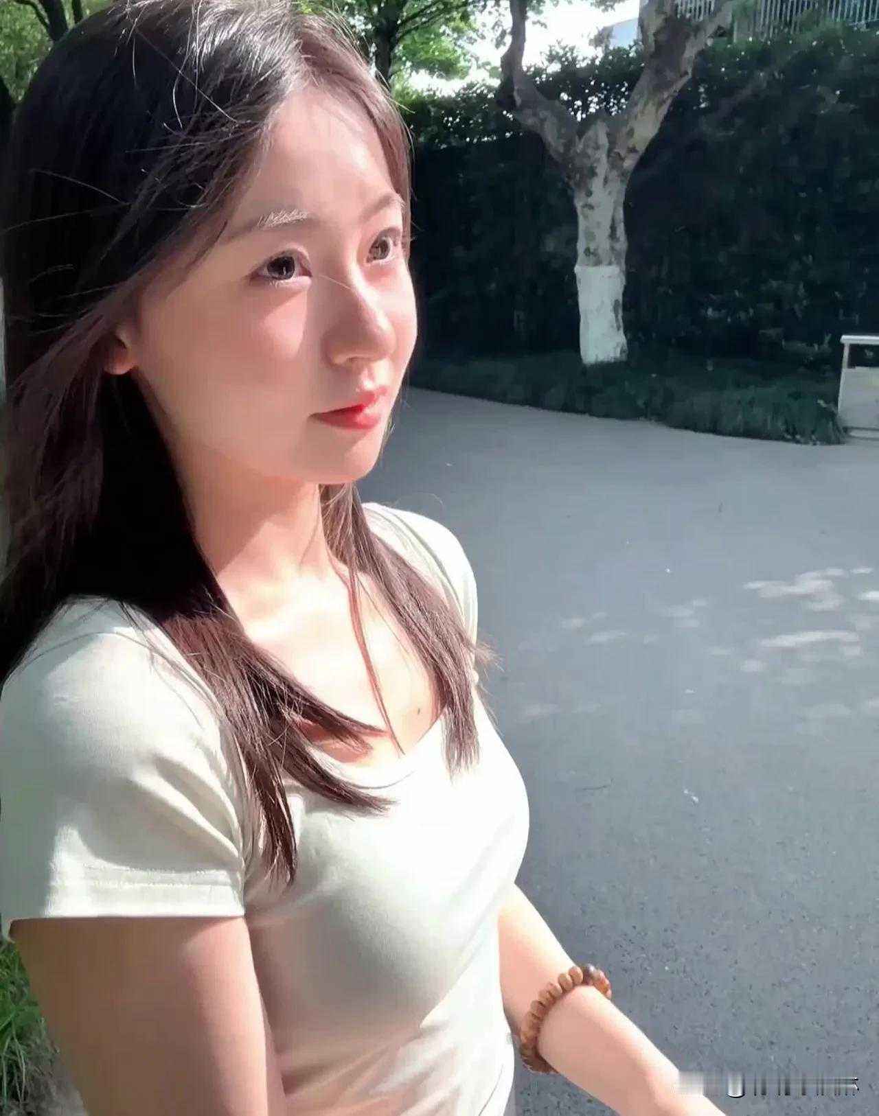 阳光女孩，自带光芒
清晨一杯温水，午后一缕花香，  
运动、读书、微笑，每一步都