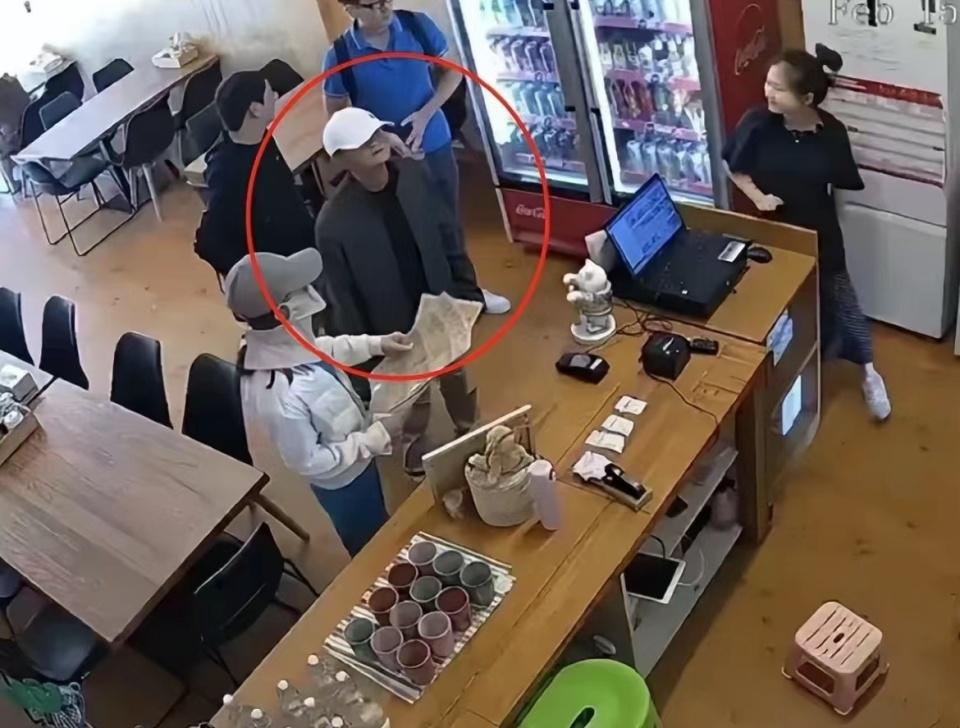 笑不活了！有网友在新西兰一餐饮店拍到马云现身，随后经典的一幕发生了，店员：“你长