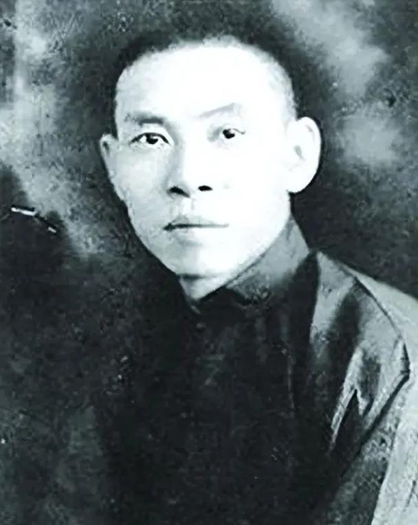 1945年9月，杜月笙前往上海，认为当不了市长至少也是副市长，火车快到上海时，蒋