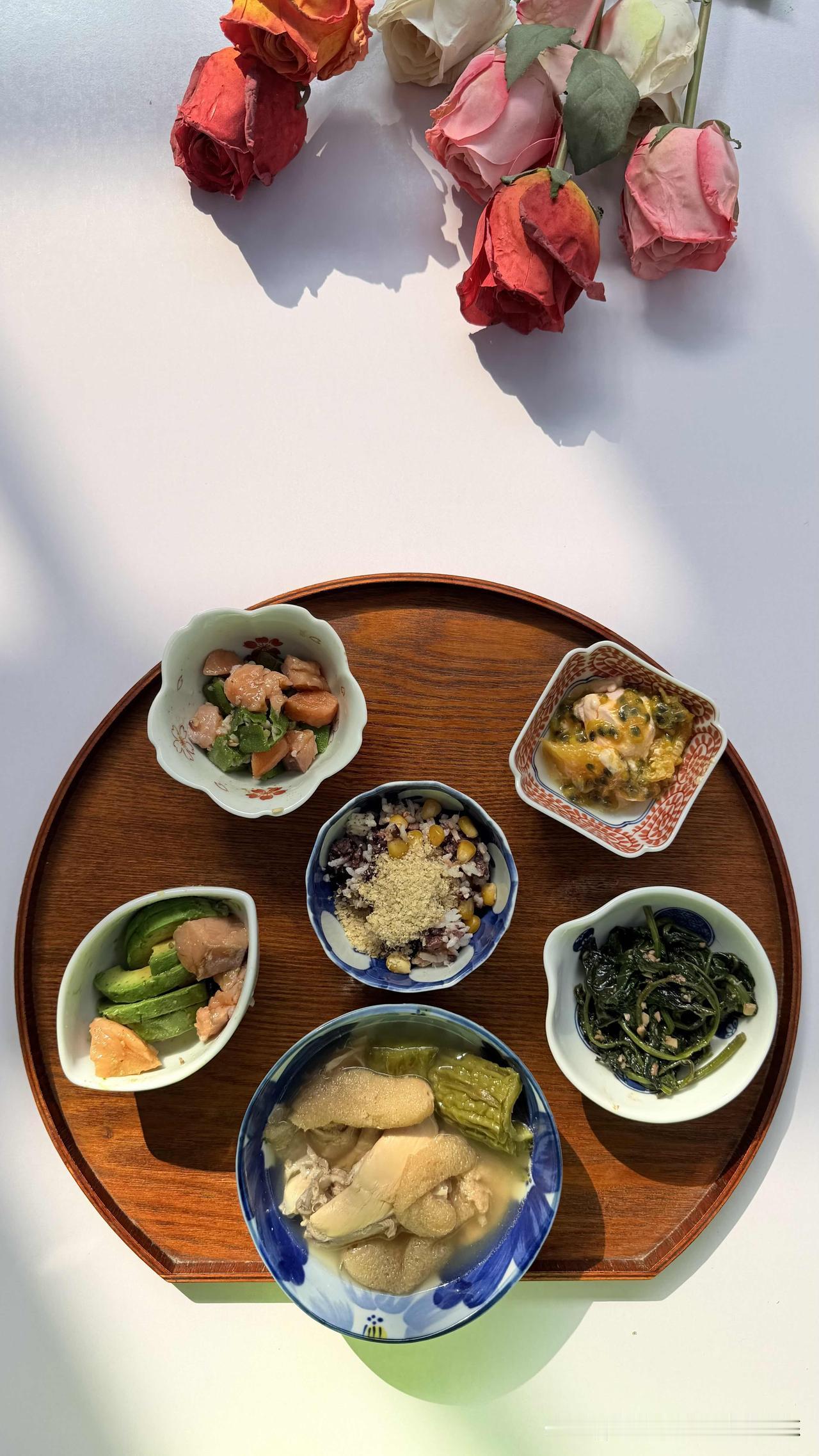有机七色糙米玉米饭几口，三文鱼，秋葵，牛油果，这个牛油果特别大，而且特别细腻好吃