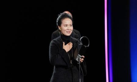 争议巨大，此电影中女主角被包装成家暴受害者，在反抗家暴中误伤丈夫致死入狱。
而实