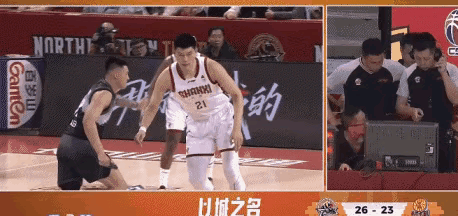 曾繁日这动作多少有点“报复”的心态，结果就是被裁判夺权，为自己的不冷静买单。
 