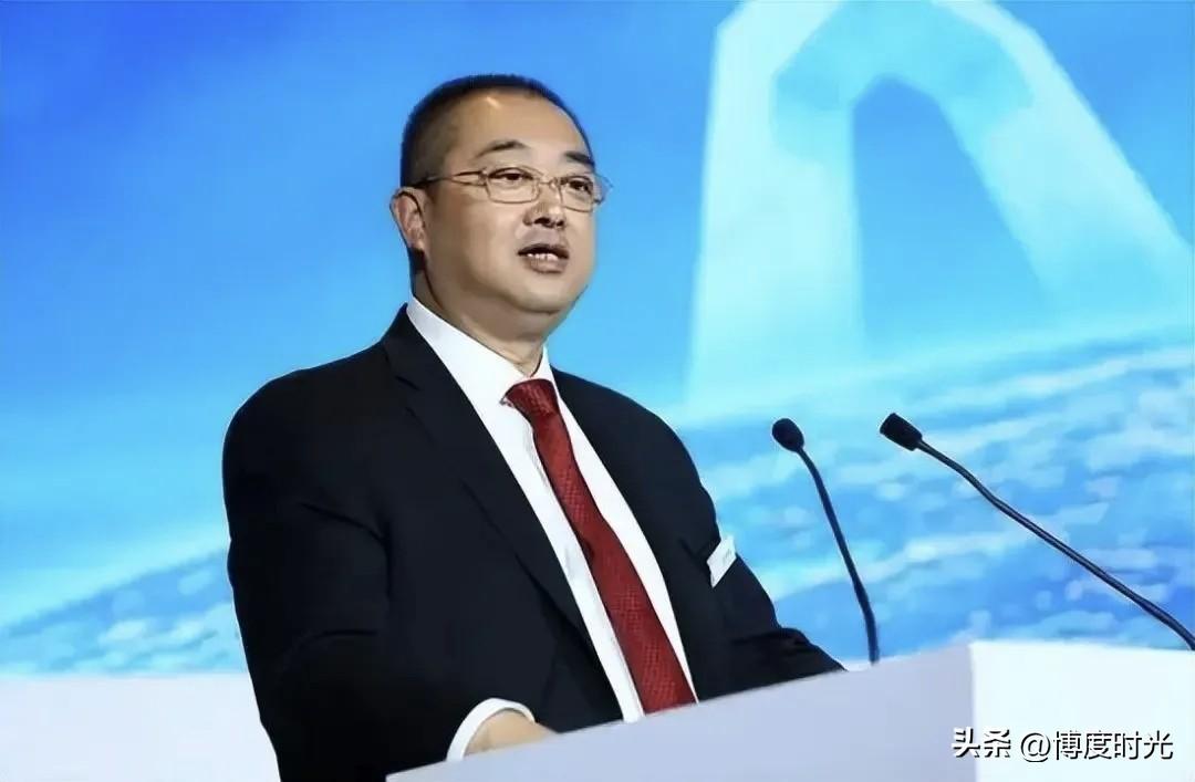 恒大暴雷
引发无数人关注
许家印深陷泥潭
“大管家”夏海钧却逍遥法外
他是恒大二