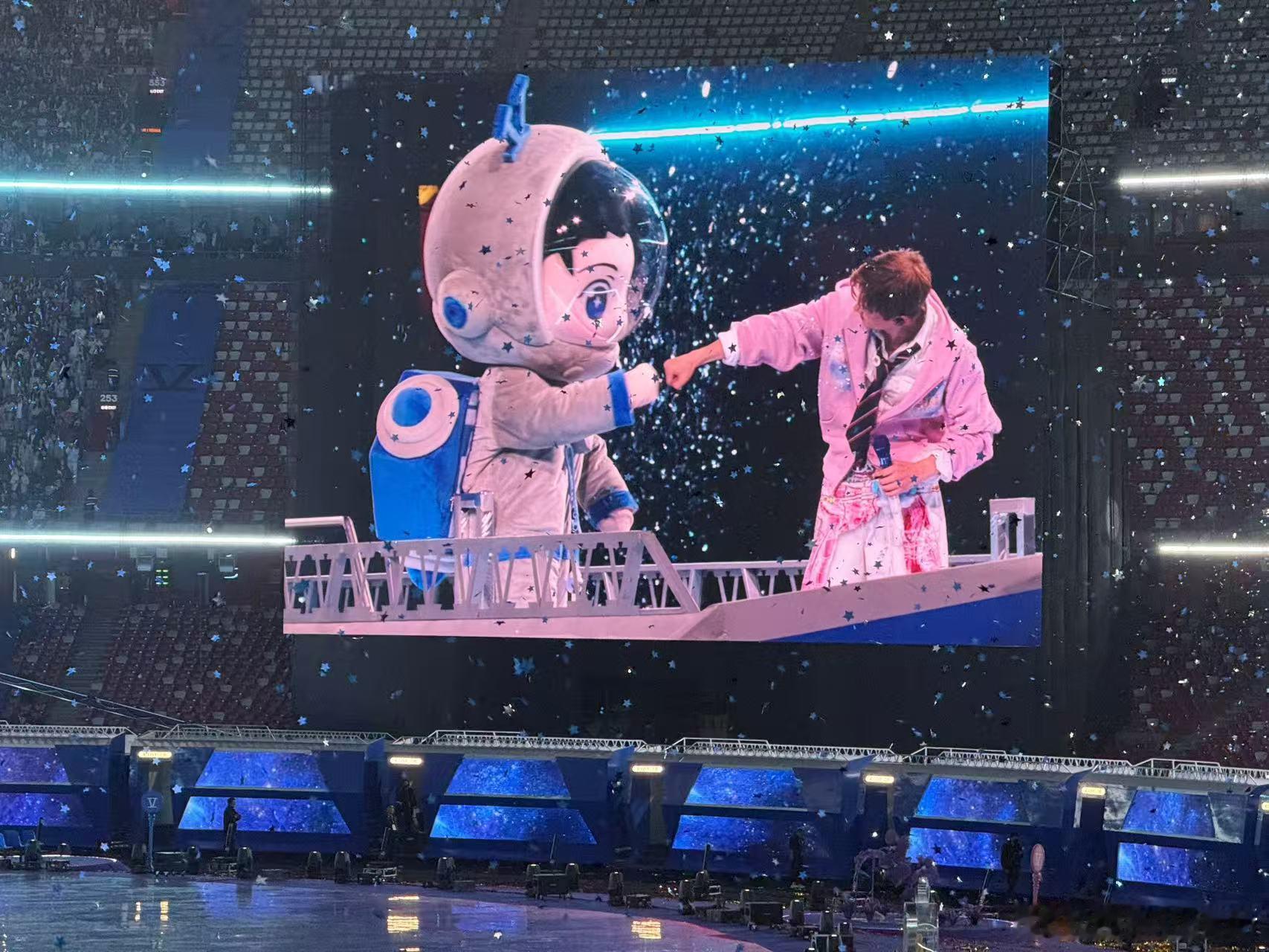 听张杰的演唱会看到七个张杰了 看一场等于看七场，张杰演唱会这波福利发得太到位了。