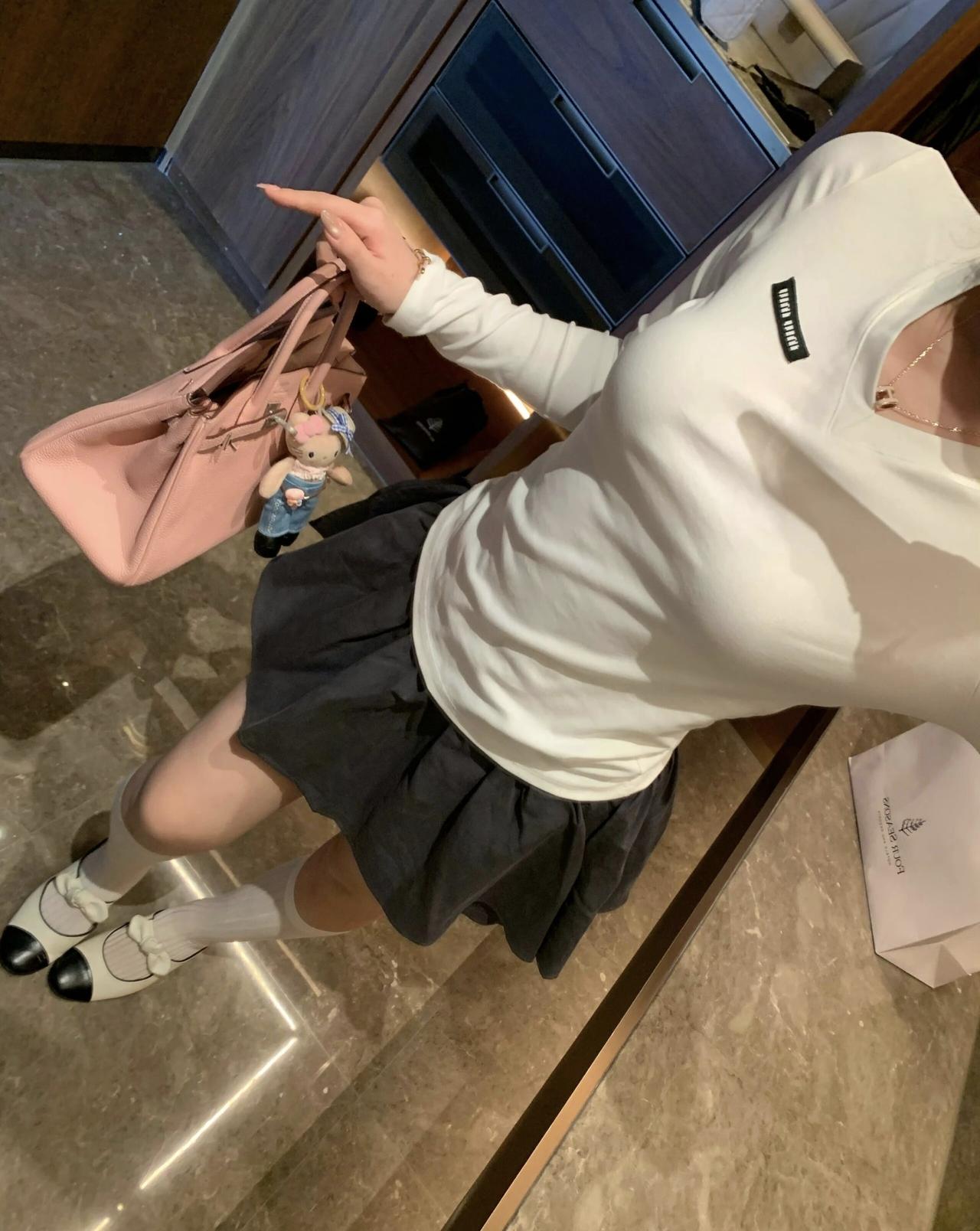 甜美穿搭指南：粉色包包+白色长袖+黑色短裙，可爱满分！💖👗👠
