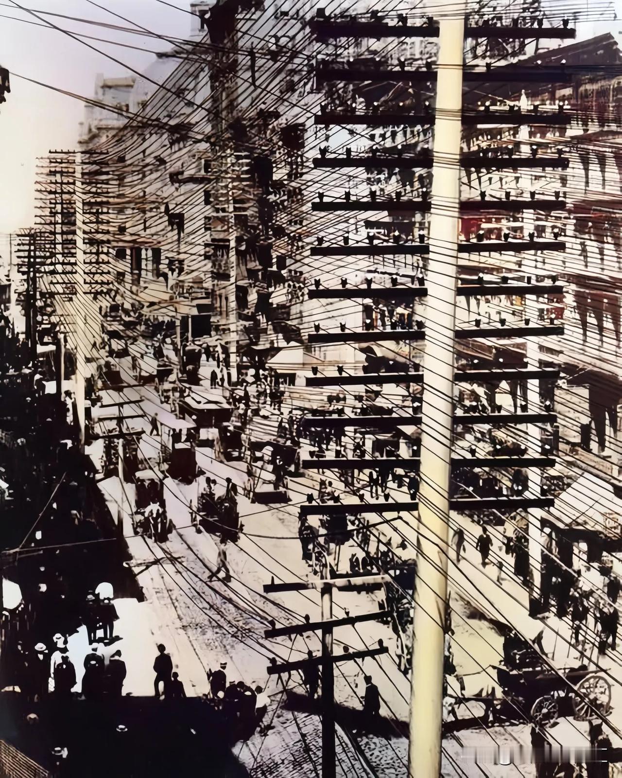 1800年纽约街道上密密麻麻的电线！
     很难想象当时我们的大清是什么情况