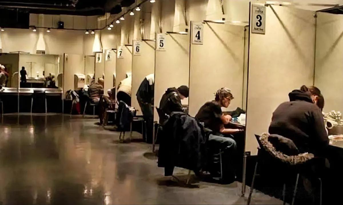 这两天美国人在全世界污蔑我们向美国卖小毒，就是那个抽的那个。然后昨天晚上咱们央视