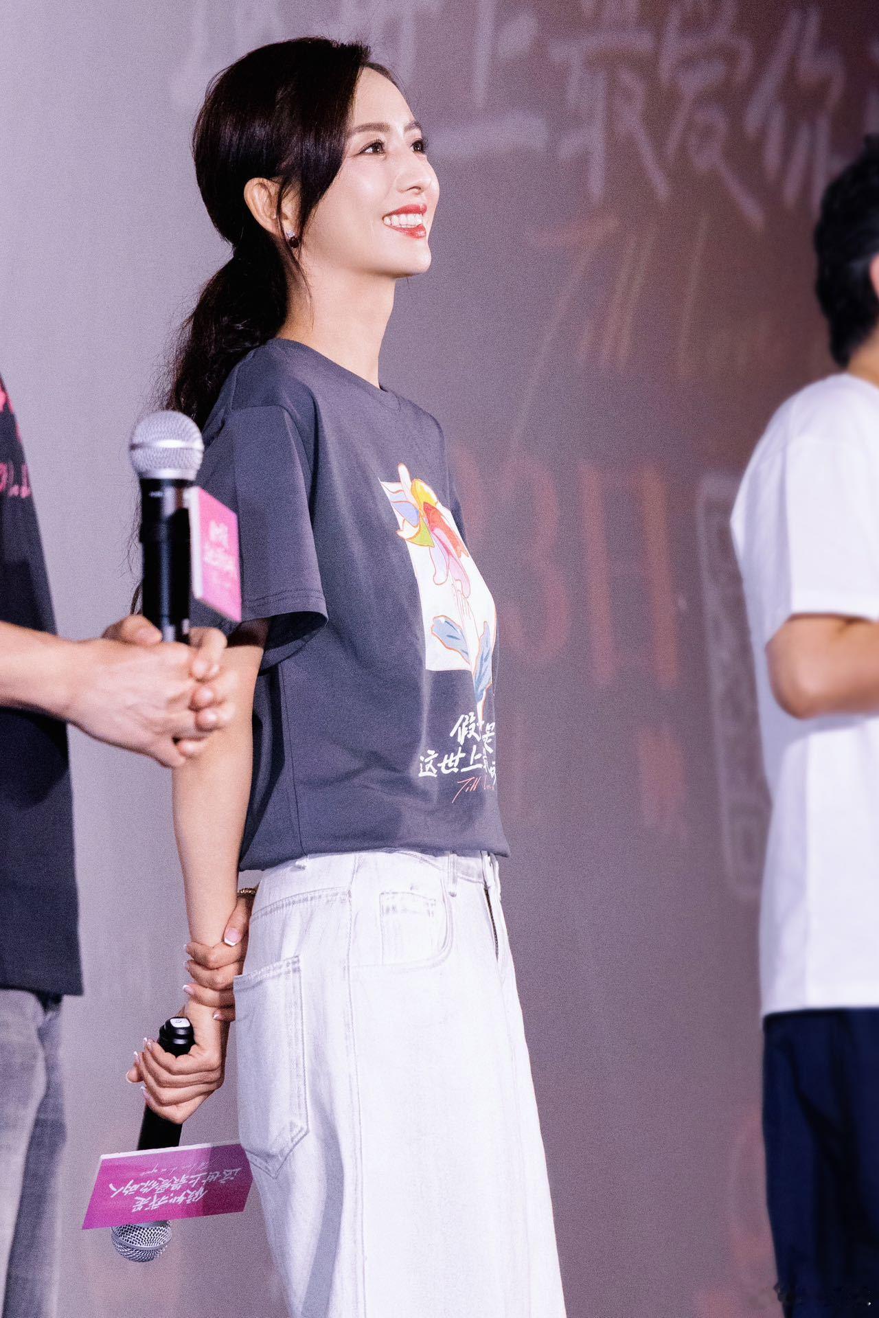 #佟丽娅身上的力量感#美貌不是佟丽娅的全部，她用行动证明了自己是个实力派。福佳艺