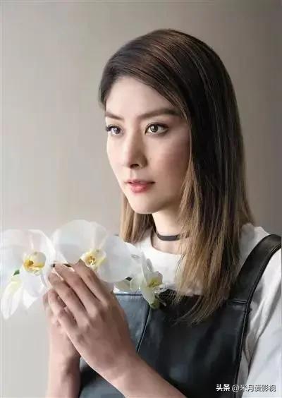 陈慧琳出道多年，有一点无人能敌，就是歌唱的好听，感情也简单，从头到尾只有一个男朋