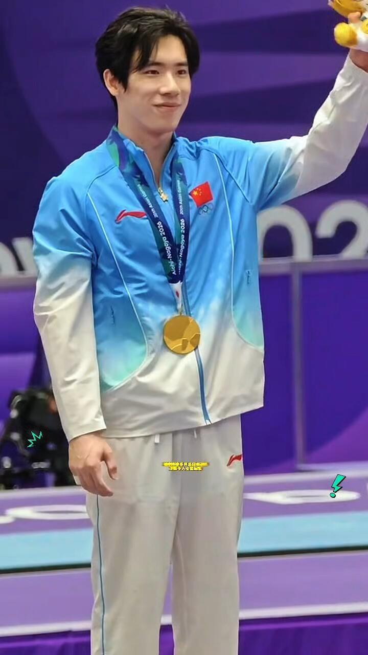张博恒好厉害，恭喜卫冕个人全能冠军，在日本主场自己杀出来了，打下来了，扛下来了！
