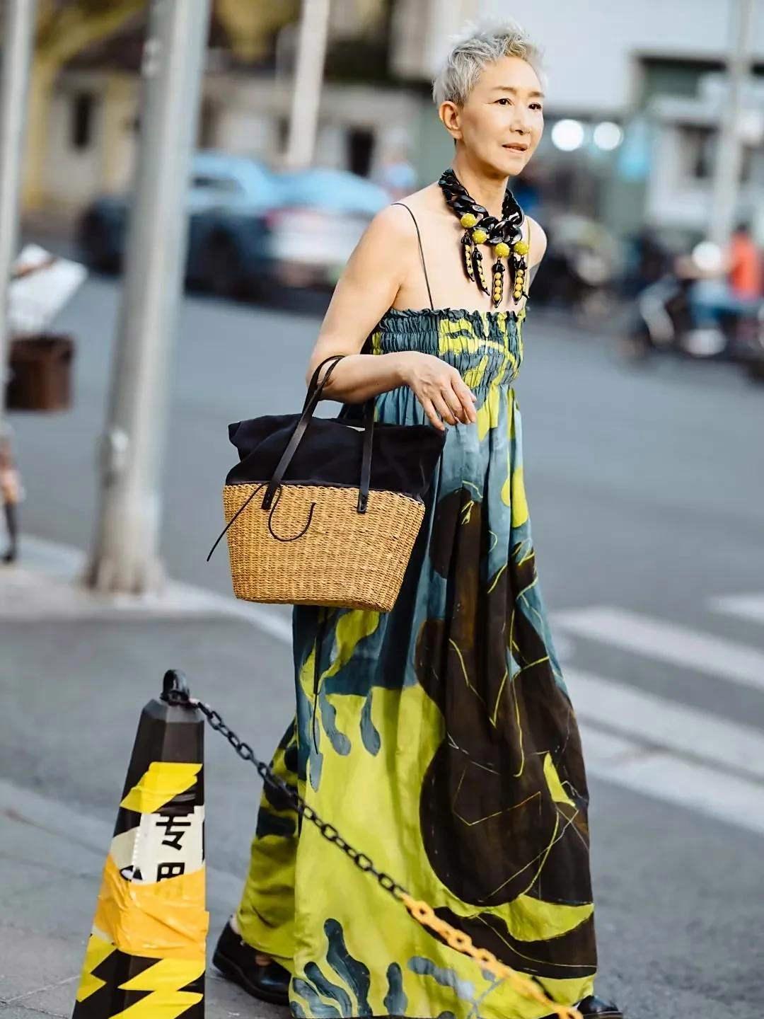 哇塞！上海女人越老越俏，
满头白发也掩不住时尚气息。
岁月给足了优雅范儿。
岁月